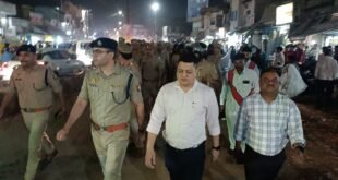 चन्दौली/मुगलसराय-: पुलिस अधीक्षक आगामी त्यौहारों को लेकर मुगलसराय में किया पैदल गस्त।